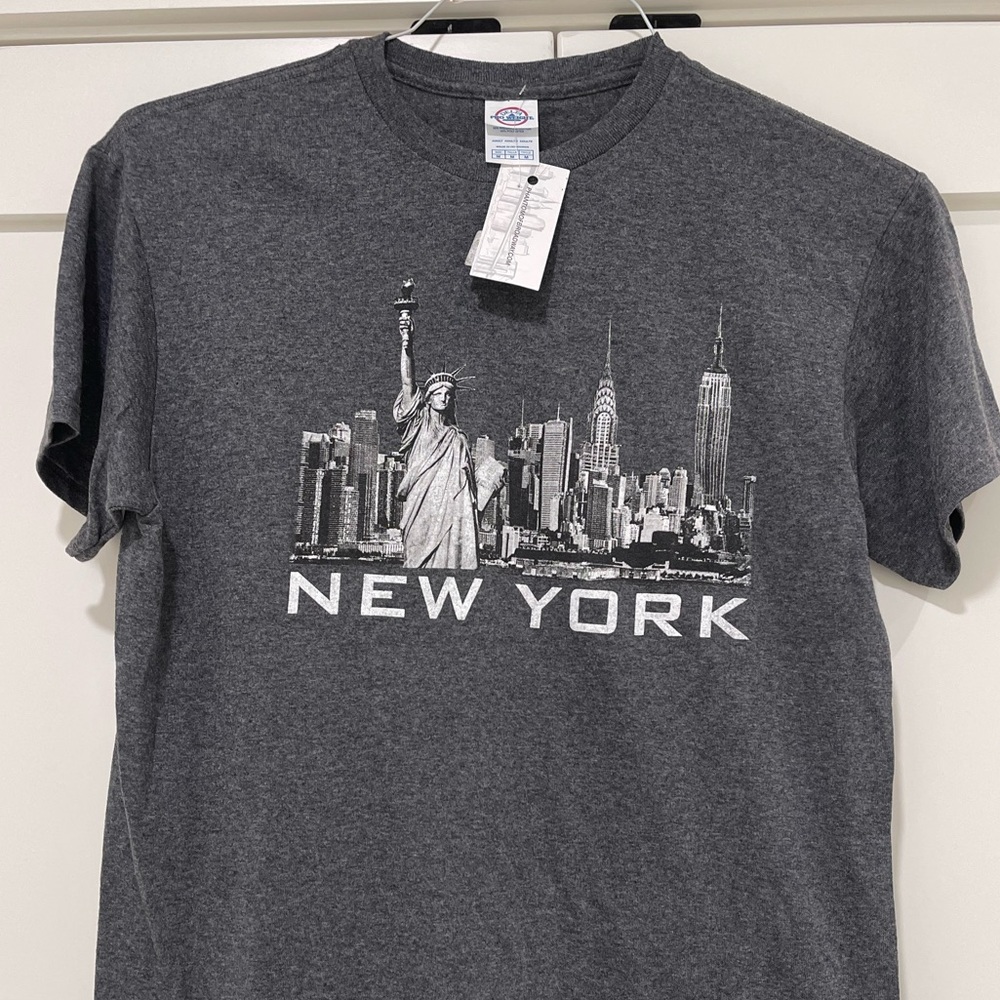 Gray New York Skyline T-Shirt  Size M NWT - Picture 4 of 6